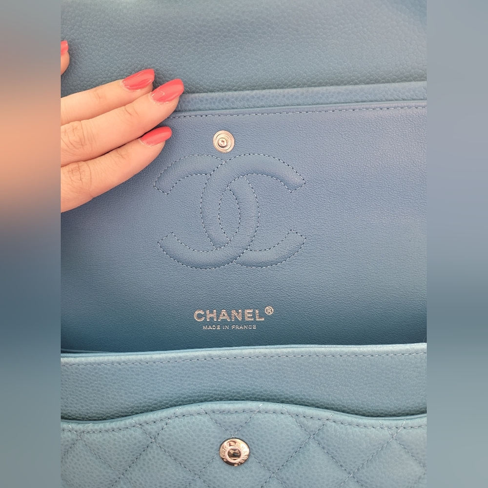 Chanel medium flap in caviar - Picture 13 of 13